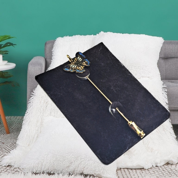 .👣4/$20. Butterfly Lapel Pin - Picture 3 of 4